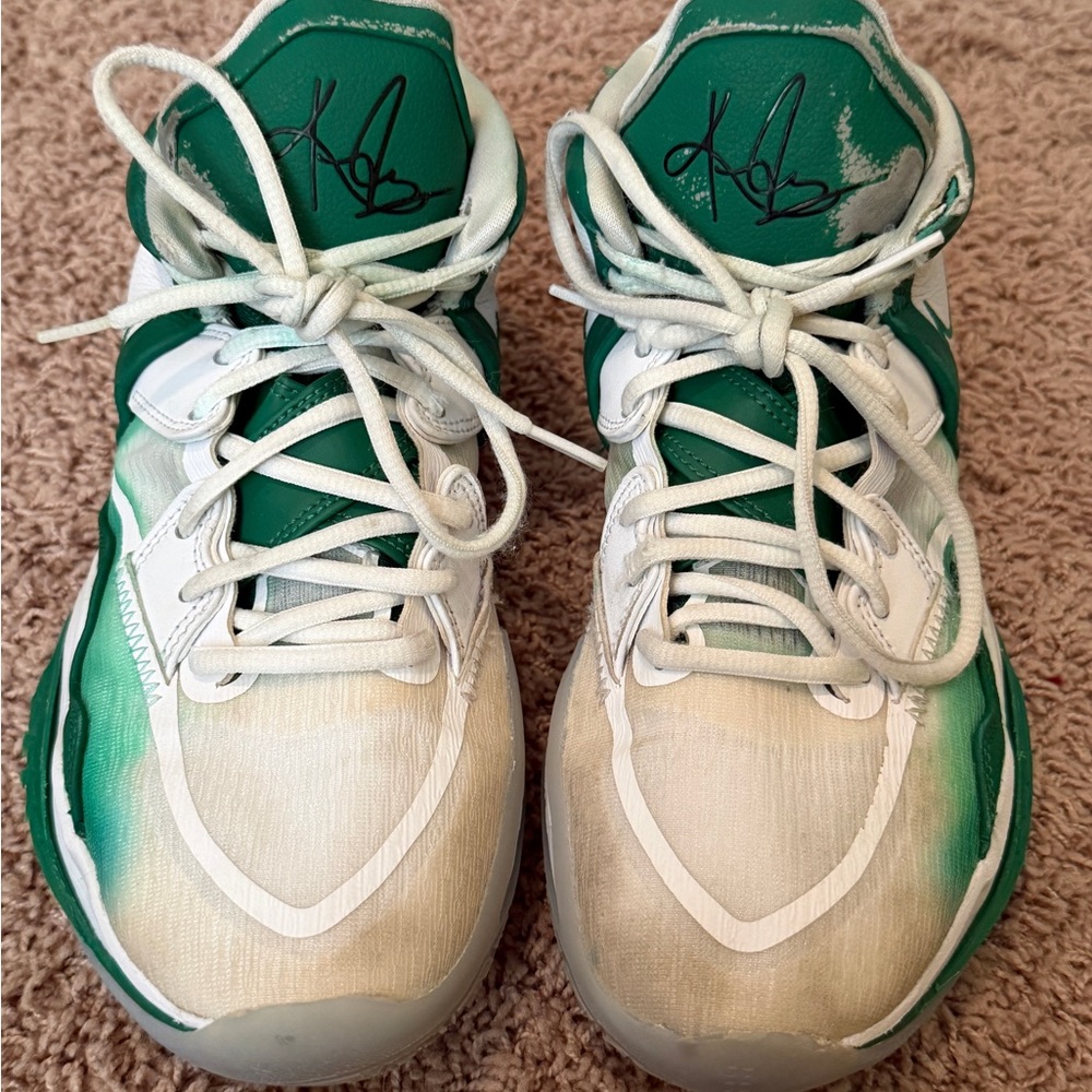 Nike Kyrie Low “Timberwolves” — Size US 8